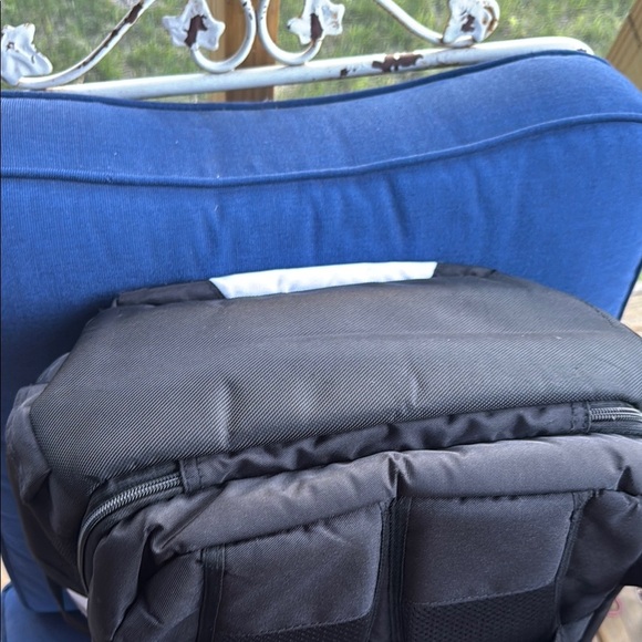 SwissGear Black and White Backpack one of the side strips is shorter - Picture 8 of 9